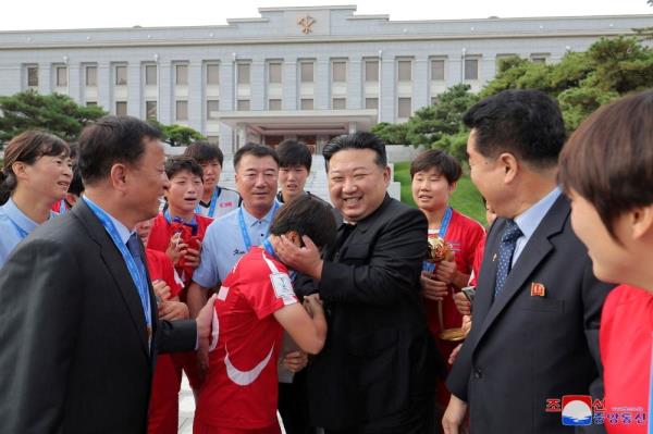 朝鲜金正恩赞扬U-20女足世界杯夺冠